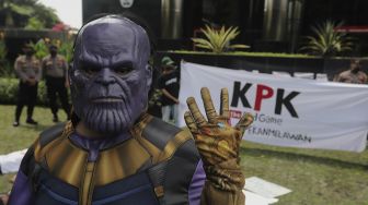 'Thanos'  Datangi Gedung KPK