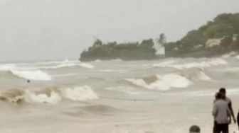 Gelombang Laut Tinggi 4 Meter Mengintai Warga NTT