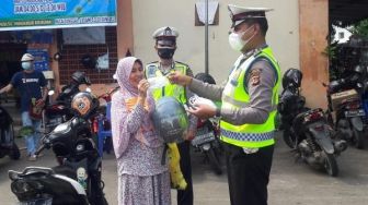 Sat Lantas Polres Ciko Turun ke Jalan Bagikan Masker kepada Warga
