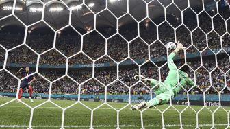 Penjaga gawang Swiss Yann Sommer (kanan) menyelamatkan penalti oleh penyerang Prancis Kylian Mbappe selama pertandingan sepak bola babak 16 besar UEFA EURO 2020 antara Prancis dan Swiss di National Arena, Bucharest, pada (28/6/2021). [FRANCK FIFE / POOL / AFP]