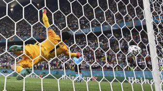 Kiper Prancis Hugo Lloris kebobolan penalti selama pertandingan sepak bola babak 16 besar UEFA EURO 2020 antara Prancis dan Swiss di National Arena, Bucharest, pada (28/6/2021). [FRANCK FIFE / POOL / AFP]