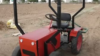 Canggih! Tak Perlu Bahan Bakar Minyak, Traktor Petani Ini Gunakan Tenaga dari Alam