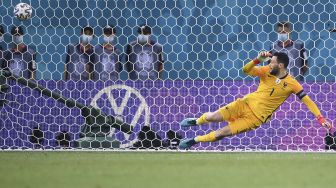 Kiper Prancis Hugo Lloris kebobolan penalti pertama selama pertandingan sepak bola babak 16 besar UEFA EURO 2020 antara Prancis dan Swiss di National Arena, Bucharest, pada (28/6/2021). [FRANCK FIFE / POOL / AFP]