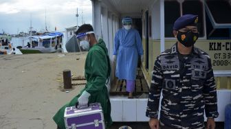 Tim medis TNI Angkatan Laut bersiap melakukan vaksinasi di atas kapal nelayan di Pelabuhan Paotere, Makassar, Sulawesi Selatan, Selasa (29/6/2021). [ANTARA FOTO/Abriawan Abhe]