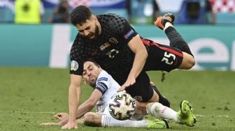 Bek Kroasia Josko Gvardiol bersaing dengan gelandang Spanyol Sergio Busquets selama pertandingan sepak bola babak 16 besar UEFA EURO 2020 antara Kroasia dan Spanyol di Stadion Parken, Kopenhagen, pada (28/6/2021). [Jonathan NACKSTRAND / POOL / AFP]