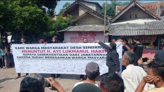 Kantor Desa di Cianjur Digeruduk Warga, Minta Kades Mundur dari Jabatannya