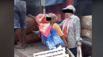 Viral Ibu-ibu Comoti Cabai di Karung, Petani Sampai Stres Salto ke Dalam Genangan Air