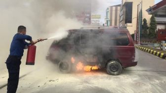 Usai Isi BBM, Mobil Carry Terbakar di SPBU Antasari Bandar Lampung