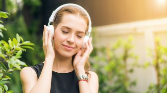 Jangan Sampai Tuli! Simak 7 Tips Memakai Headset Agar Telinga Tetap Sehat