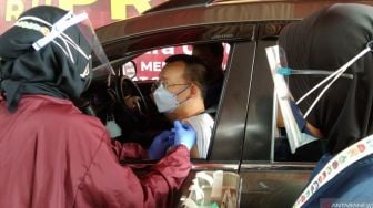 Vaksinasi Drive Thru, Warga Antusias Ikut Serta di Polrestro Jakarta Selatan