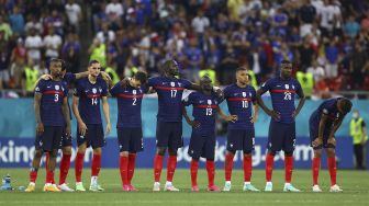 Para pemain Prancis menyaksikan adu penalti selama pertandingan sepak bola babak 16 besar UEFA EURO 2020 antara Prancis dan Swiss di National Arena, Bucharest, pada (28/6/2021). [MARKO DJURICA / POOL / AFP]