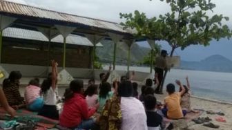 Kisah Bripka Andi Prima Sisihkan Gaji untuk Buat Sekolah Alam di Pinggir Danau Toba