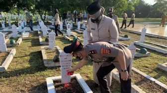 Jelang HUT Bhayangkara ke-75, Wakapolres Ciko Ziarah ke TMP Kesenden