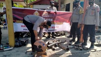 Polsek Batui Musnakan Ratusan Knalpot Brong dan Puluhan Liter Miras