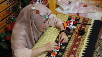 Lestarikan Budaya, Perajin Kain Tapis Lampung Ajak Anak Muda Kenakan Produk Lokal