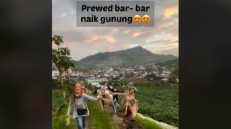 Foto Prewedding Versi Bar-Bar, Pasangan Pengantin Ini Naik Gunung Pakai Kain Jarik