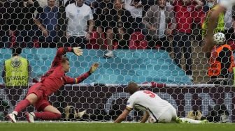 Pemain depan Inggris Harry Kane mencetak gol kedua selama pertandingan sepak bola babak 16 besar EURO 2020 antara Inggris melawan Jerman di Stadion Wembley, London, Inggris, Selasa (29/6).  JOHN SIBLEY / POOL / AFP