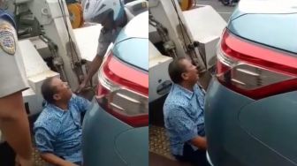 Parkir Sembarangan, Bapak Ini Merengek Tak Mau Mobilnya Diangkut Petugas