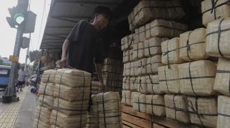 Pedagang membawa besek dari anyaman bambu di Pasar Jatinegara, Jakarta, Rabu (30/6/2021). [Suara.com/Angga Budhiyanto]