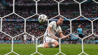 Pemain depan Inggris Harry Kane mencetak gol kedua selama pertandingan sepak bola babak 16 besar EURO 2020 antara Inggris melawan Jerman di Stadion Wembley, London, Inggris, Selasa (29/6).  JOHN SIBLEY / POOL / AFP