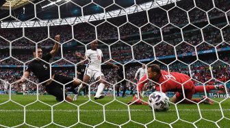 Pemain depan Inggris Raheem Sterling mencetak gol pembuka Inggris selama elama pertandingan sepak bola babak 16 besar EURO 2020 antara Inggris melawan Jerman di Stadion Wembley, London, Inggris, Selasa (29/6). Frank Augstein / POOL / AFP