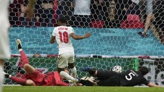 Pemain depan Inggris Raheem Sterling mencetak gol pembuka Inggris selama pertandingan sepak bola babak 16 besar EURO 2020 antara Inggris melawan Jerman di Stadion Wembley, London, Inggris, Selasa (29/6). Frank Augstein / POOL / AFP