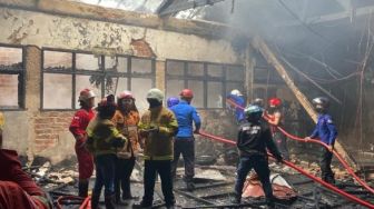10 Unit Kontrakan di Cipete Ludes Terbakar Diduga Gara-gara Korsleting Listrik