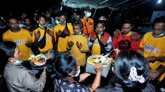 Sejumlah penumpang selamat KMP Yunice asal Bali menjalani ritual setibanya di Pelabuhan Gilimanuk, Jembrana, Bali, Rabu (30/6/2021) dini hari.  ANTARA FOTO/Fikri Yusuf