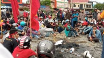 Pengunjuk Rasa Bakar Bendera Partai PDI Perjuangan di Kendari