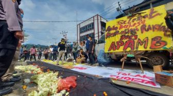 Massa Pendukung Makmur HAPK dan Kader Golkar Bentrok di Depan Kantor Golkar Kaltim