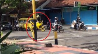 Cara Ribet Pemotor Saat Berhenti di Lampu Merah, Mirip Emak-emak Turun dari Sepeda