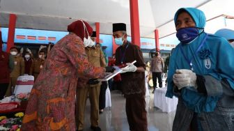 Mensos Risma Kunjungi Penerima Bantuan di Jatim dan Ancam Pecat Oknum Pendamping PKH