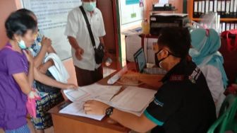 Vaksinasi Lansia di Desa Semabi, Kabupaten Sekadau