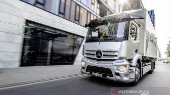 Mercedes-Benz Produksi Bateral Listrik, Siap Disematkan ke Truk eActros