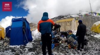 Bertaruh Nyawa Bersihkan Sampah di Pegunungan Himalaya