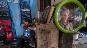 Warga menonton tv di rumahnya di Rangkasbitung, Lebak, Banten, Rabu (30/6/2021). ANTARA FOTO/Muhammad Bagus Khoirunas