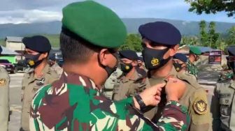 65 Personil Satgas Ops Madago Raya Menerima Kenaikan Pangkat