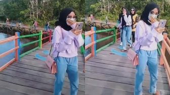 Ditonton 11 Juta Kali, Viral Detik-detik Cewek Ketemu 'Kembaran': Malu Banget!