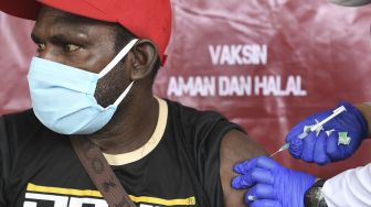 Vaksinasi Covid-19 untuk Warga Asmat Papua