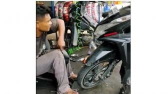 Aksi Tukang Tambal Ban Saat Kerja Bikin Publik Terenyuh, Ini Dia Sebabnya