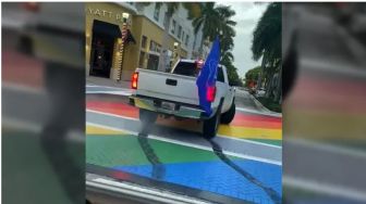 Aksi Pemobil Bikin Kaum LGBT Geram, Lukisan Bendera Pelangi Dirusak Pakai Ban tapi Dibela Warganet