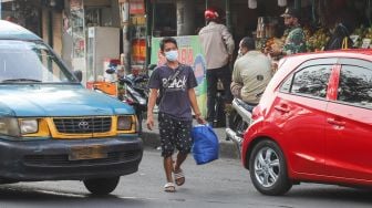 Warga beraktivitas saat jam pulang kerja di kawasan Kampung Rambutan, Jakarta Timur, Jumat (2/7/2021). [Suara.com/Alfian Winanto]