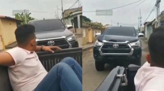 Viral Mobil Toyota Tabrak Pick Up yang Bawa Penumpang di Bak, Endingnya Nyesek