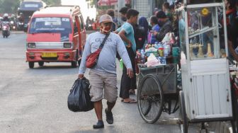 Warga beraktivitas saat jam pulang kerja di kawasan Kampung Rambutan, Jakarta Timur, Jumat (2/7/2021). [Suara.com/Alfian Winanto]