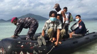 Prajurit Marinir Jemput Warga Pulau Terpencil di Pesawaran untuk Vaksinasi COVID-19