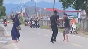 Viral Emak-emak Gak Takut Pisahkan Perkelahian Dua Pria Dengan Senjata Tajam