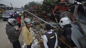 Warga melihat sebuah truk yang terbalik dan menabrak rumah, di Panyalaian, Kabupaten Tanah Datar, Sumatera Barat, Jumat (2/7/2021). [ANTARA FOTO/Iggoy el Fitra]