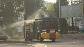 Mobil Water Cannon Keliling Nyemprot Fasum di Solo Jelang PPKM Darurat