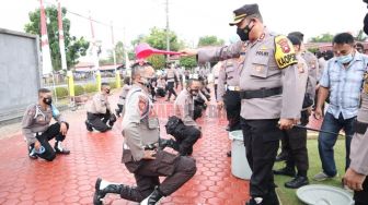 Seru, 19 Personel Polres Mempawah Disirami Air Bunga