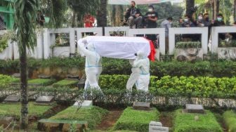 Jenazah Wakil Ketua Dewan Pembina Partai Gerindra, Rachmawati Soekarnoputri dibawa untuk dimakamkan di TPU Karet Bivak, Jakarta Pusat, Sabtu (3/7/2021). [Suara.com/Alfian Winanto]